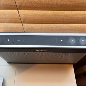 BOSE speaker Bluetooth connection, needs outlet.